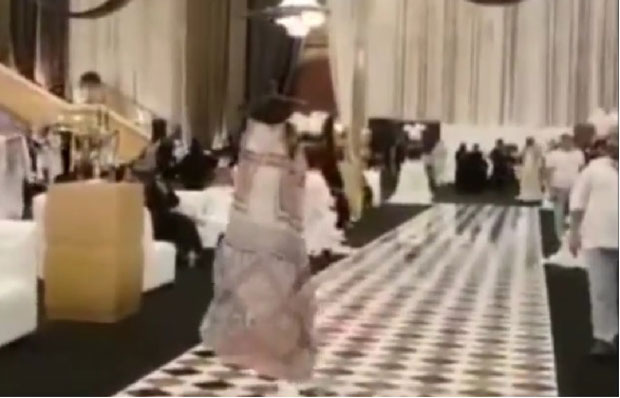 АПСУРД ВЕХАБИЗМА: Уместо манекенки хаљине на ревији носили дронови (ВИДЕО)