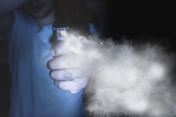 НОКАУТ ЗА ШИМА: Пензионер испрскао жену сузавцем јер није хтела да пусти Томпсонову песму, а онда...