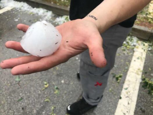 УЗБУНА НА ЦРВЕНОМ НИВОУ: Град величине тениске лоптице урнисао аутомобиле (ФОТО+ВИДЕО)