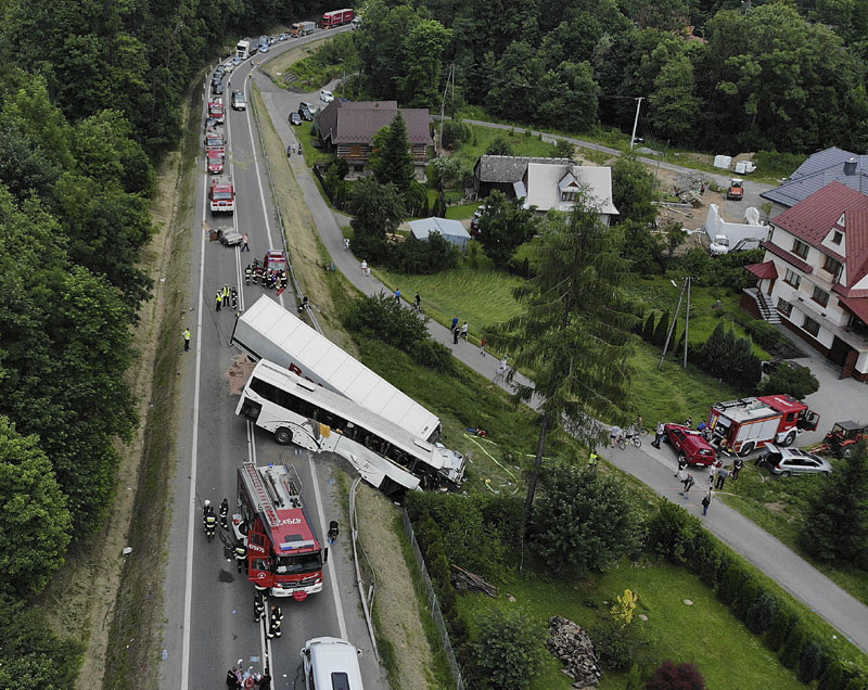 НЕСРЕЋА У ПОЉСКОЈ:У удесу школског аутобуса 44 повређених