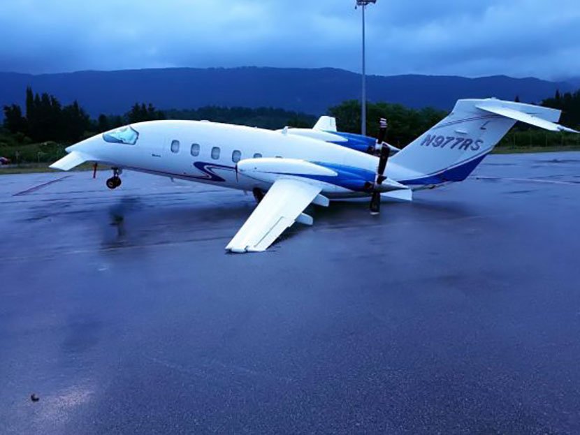 НЕВРЕМЕ ТУТЊИ ЦРНОМ ГОРОМ: Пијавица подигла два авиона у ваздух у Тивту, јури даље ка Будви (ФОТО)