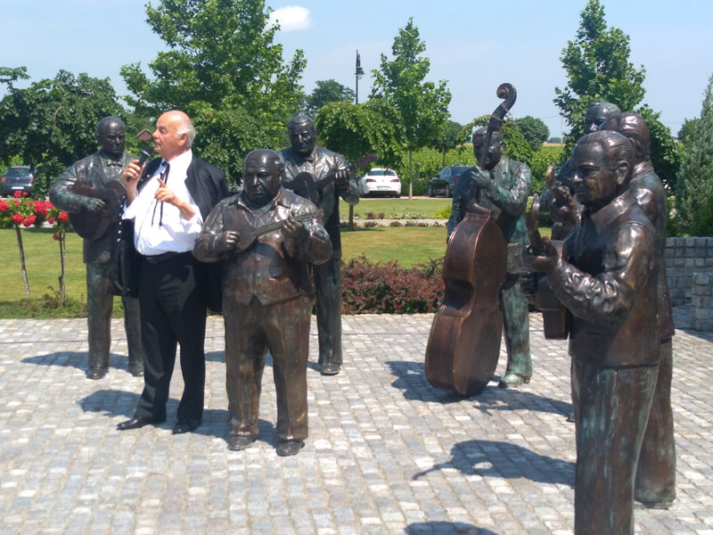 Јаника и тамбураши у бронзи