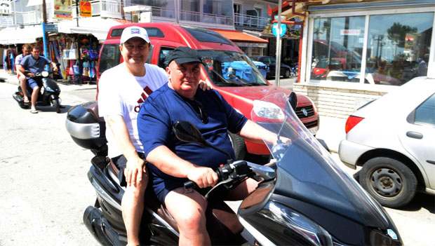 ВОЗИЛИ СЕ КРОЗ ПАРАЛИЈУ: Палма и Дачић и ове године на истом мотору а у другој гардероби (ФОТО)