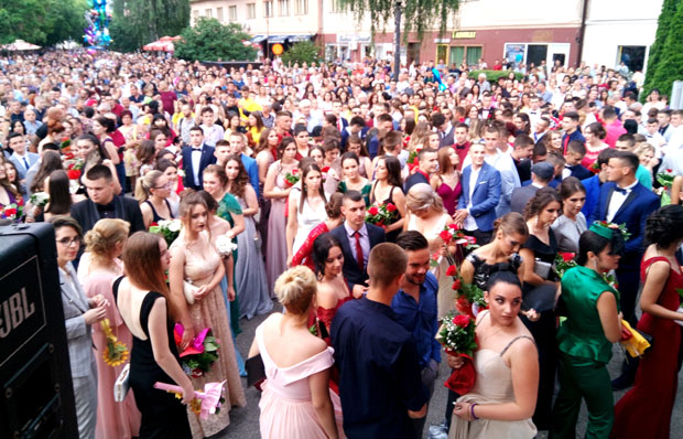 Дефиле матураната у Модричи: Учeни дa буду дoбри људи 