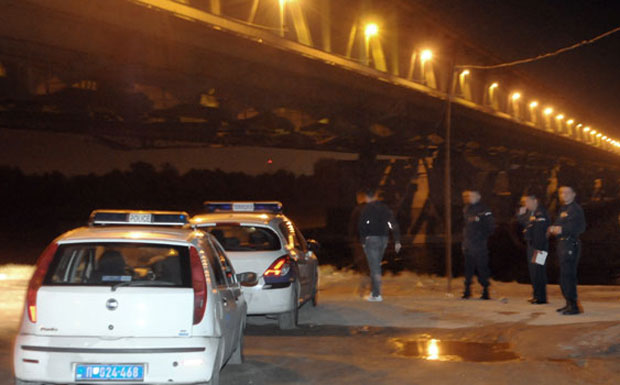 ТРАГЕДИЈА У БЕОГРАДУ: Девојка (20) се убила скоком са Панчевачког моста! 