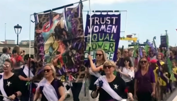 Британке обележиле 100 година од добијања права гласа (ВИДЕО)