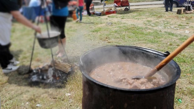 ГУЛАШИЈАДА У УГЉАРЕВУ: Такмичари дошли и из Немачке, откривене тајне савршеног јела