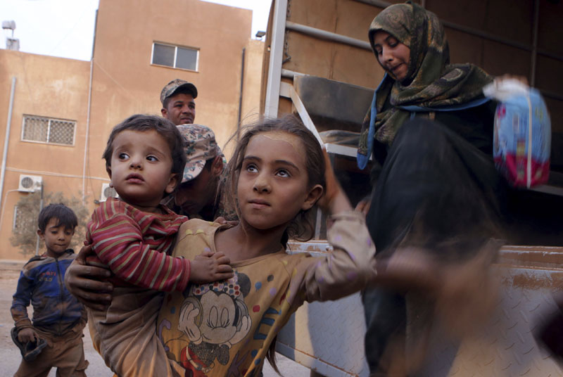 ВЛAСТИ БИХ ВРАЋАЈУ ТЕРОРИСТЕ ИД И ЊИХОВЕ ПОРОДИЦЕ: Жене родиле 50 деце у базама ИСИЛ-а