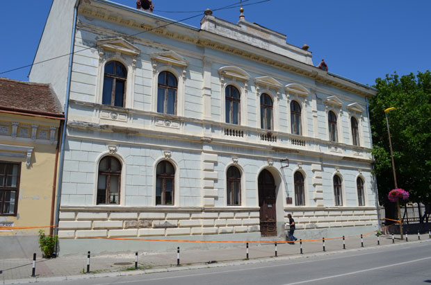 Одваљује се малтер, климају се прозори