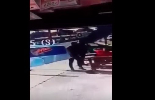 ТЕРОР НАД ГРАЂАНИМА: Протестанти брутално претукли човека због питања које сви постављамо