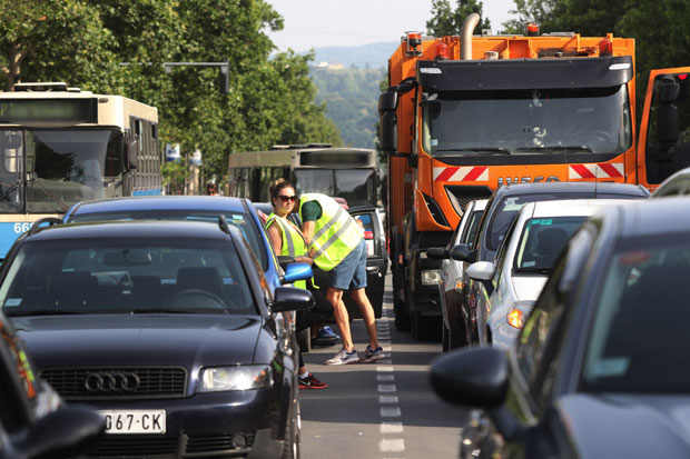 ОКОНЧАНА ВИШЕЧАСОВНА БЛОКАДА: Заустављено било око 1.000 људи, бахати организатори крстарили моторима са српским заставама