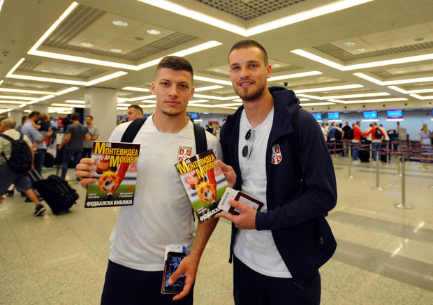 Фудбалерима Србије пре полетања уручено наше најновије издање Од Монтевидеа до Москве: Са књигом Новости на СП (ФОТО, ВИДЕО)