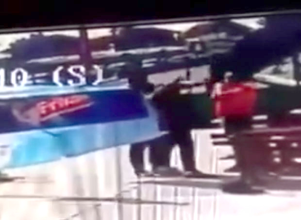 РЕАКЦИЈА ПОЛИЦИЈЕ ПОСЛЕ ИЖИВЉАВАЊА НА БЛОКАДИ: Ухапшена тројица мушкараца који су брутално претукли човека! (ВИДЕО)