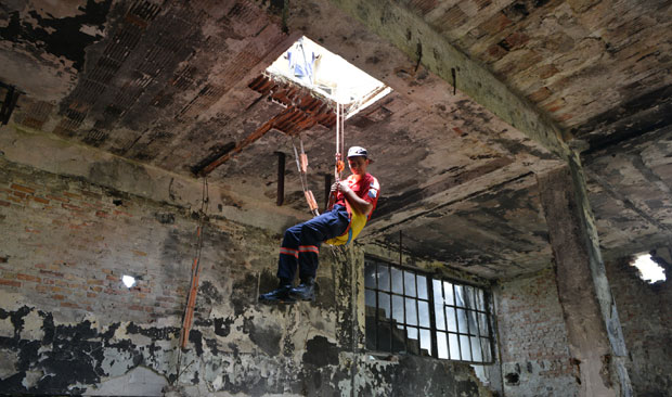 Вежбају спасавање повређених из рушевина (ФОТО)