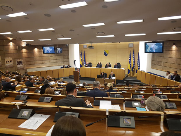 Српска листа за парламент на чекању?