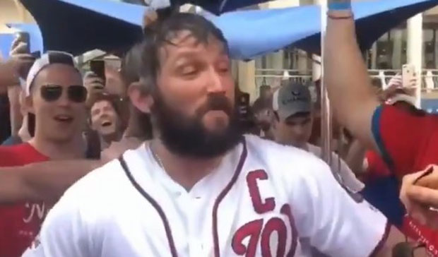 КАД ОВЕЧКИН СЛАВИ СТЕНЛИ КУП: Легендарни Рус пијан пливао са навијачима у фонтани (ВИДЕО)