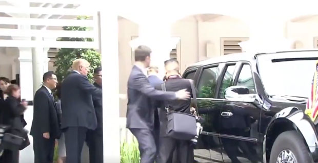 ИМПРЕСИОНИРАН? Ким завирио у Трампову блиндирану “звер” (ВИДЕО)