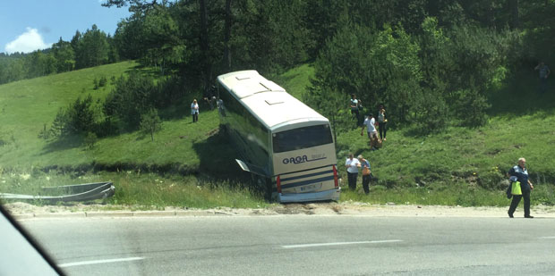 Аутобус слетео у поток код Кокиног Брода, повређена три путника