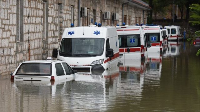 НЕВРЕМЕ У ЗАГРЕБУ: Поплаве и срушена стабла