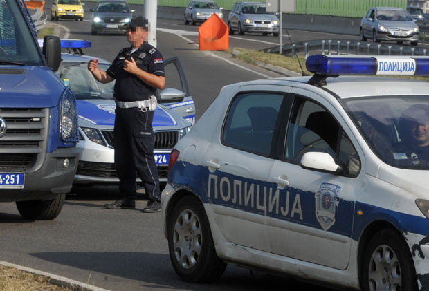 ДИВЉАЊЕ ДЕМОНСТРАНАТА: Ударио полицајца песницом; Стефановић: Овакав мучки напад је недопустив