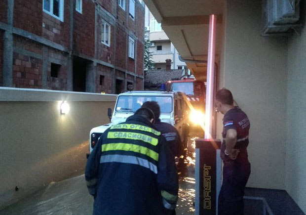 СТРАДАО У НЕВРЕМЕНУ: Сишао да препаркира ауто, удавио се у поплављеној подземној гаражи (ФОТО)