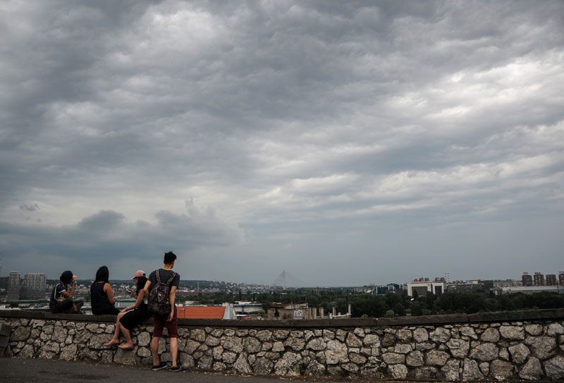 НЕВРЕМЕ У БЕОГРАДУ: РХМЗ издао упозорење на пљускове и град, очекује се прекид падавина