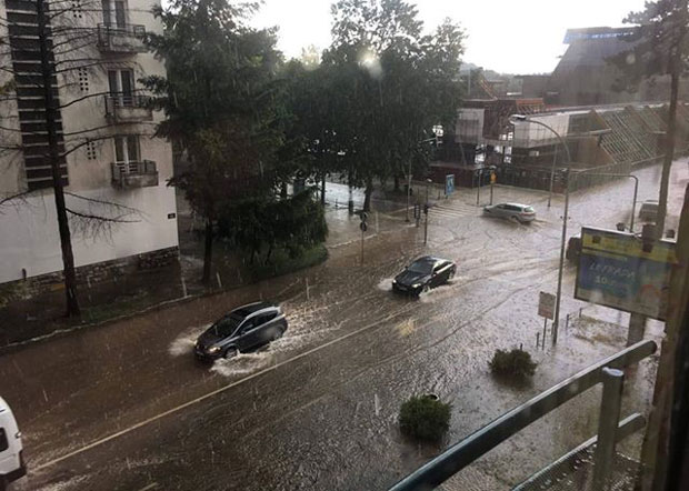 ПОТОП У НИКШИЋУ: Пао град величине лешника, улице под водом (ФОТО)