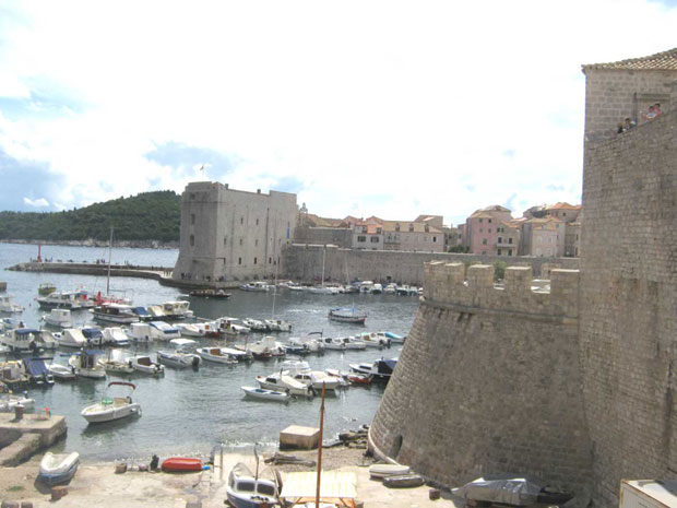 Дубровник уништили крузери