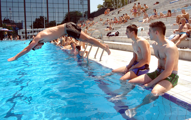 Ада и Таш чекају купаче