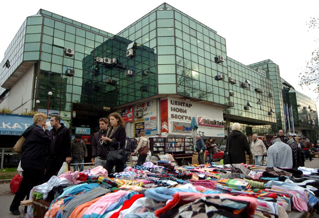 Инспектори склањају робу испред Старог Меркатора