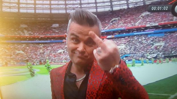 СКАНДАЛ НА ОТВАРАЊУ СП: Роби Вилијамс показао средњи прст (ВИДЕО)