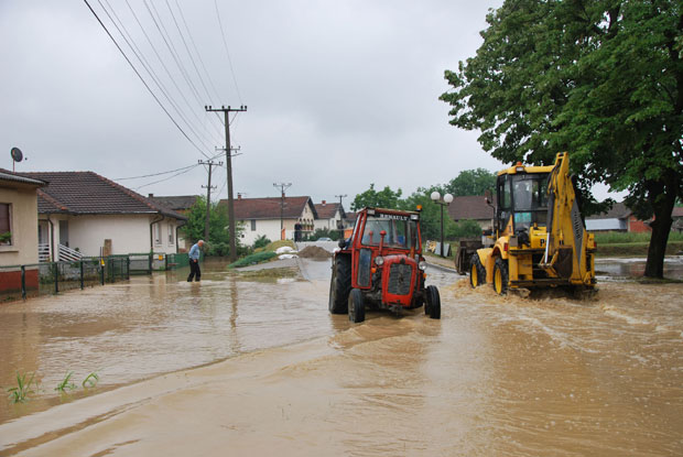 КАО ДА МИ ЈЕ МОРАВА ПРОШЛА КРОЗ ДВОРИШТЕ: Kушиљевo потопљено за пола сата, у Прибоју ванредно (ФОТО)