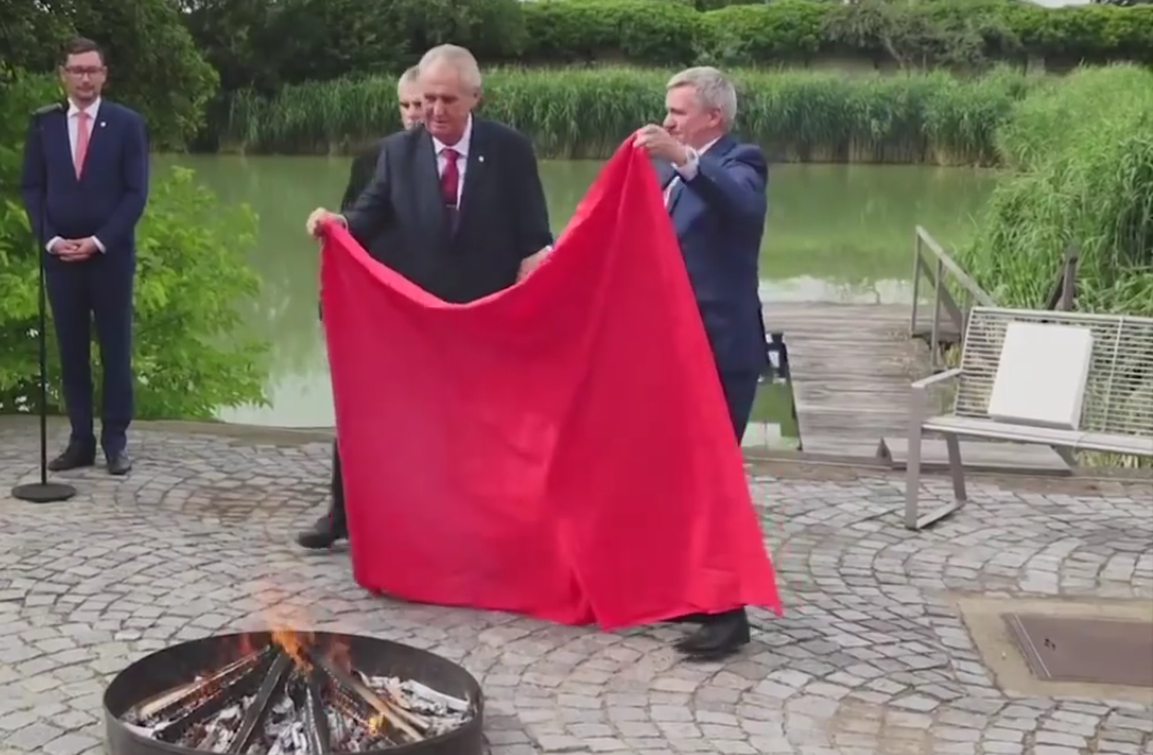 Земан пред новинарима запалио велике црвене гаће