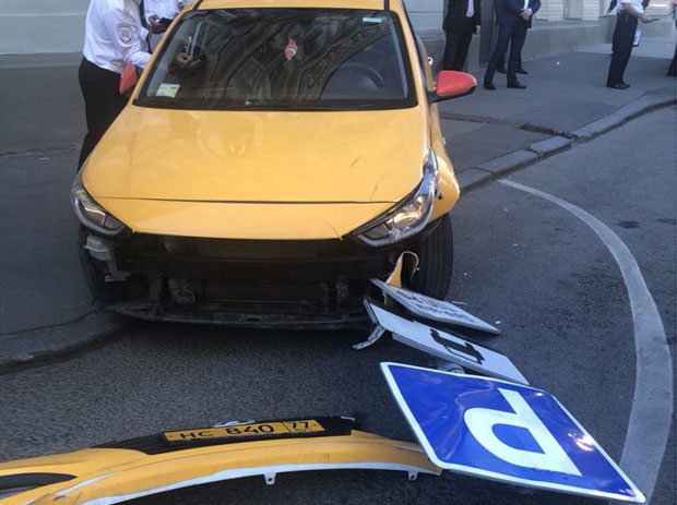 Такси улетео међу навијаче у центру Москве, осморо повређено