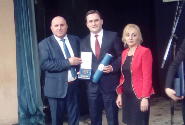 Вучић почасни грађанин Лознице