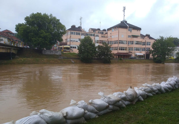 Реке се повлаче, али прете нове падавине