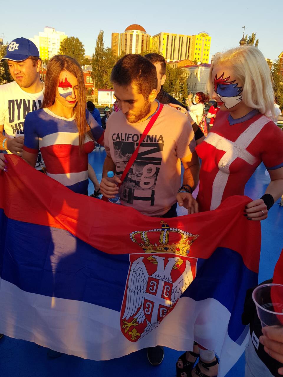 ВРУЋА УВЕРТИРА У САМАРИ: Голе девојке се дружле са навијачима Србије и Костарике