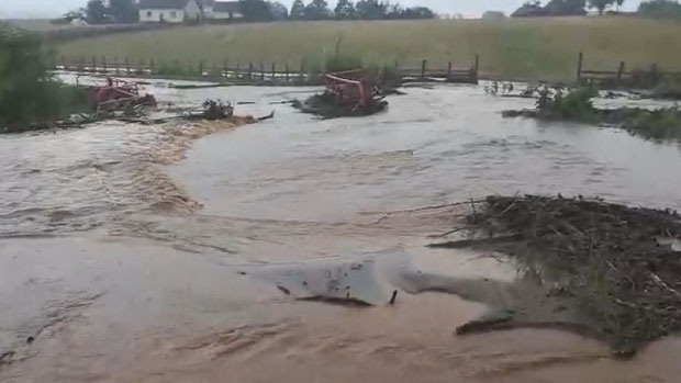 ОЛУЈА НАД ШУМАДИЈОМ: Оштећен мост на регионалном путу Горњи Милановац-Пожега (ВИДЕО)