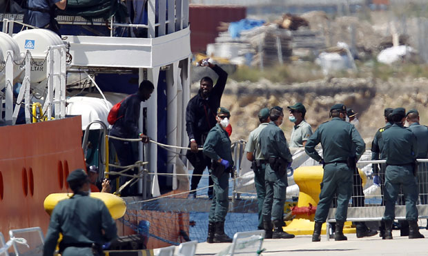 Мигранти гуше Ангелу и Макрона