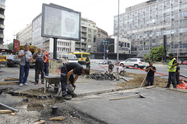 Постављају каблове испред Дома омладине
