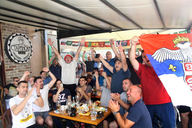 СВИ УЗ ОРЛОВЕ: Широм земље и региона навијачи Србије уживали у победи на СП