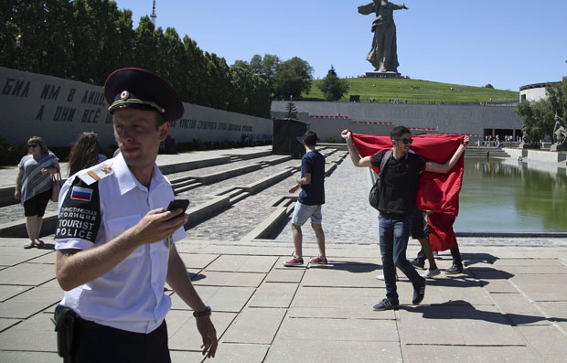 ДИВЉАЊЕ ЕНГЛЕЗА НА СП У РУСИЈИ: Ухапшен хулиган, хтео да отме пиштољ полицајцу
