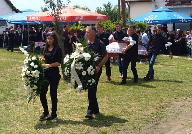 Уз Бојанин одар син Лазар и ћерка Марија, уз јецаје испраћени Милија, Петар и Бојан  