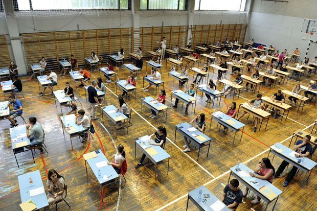 Због мобилног телефона избацују са матуре