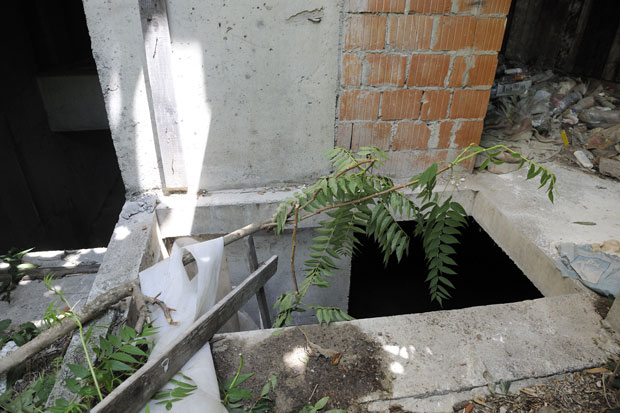 15 ГОДИНА НИКО НИЈЕ СРЕДИО ОТВОР: Упала у рупу испред зграде