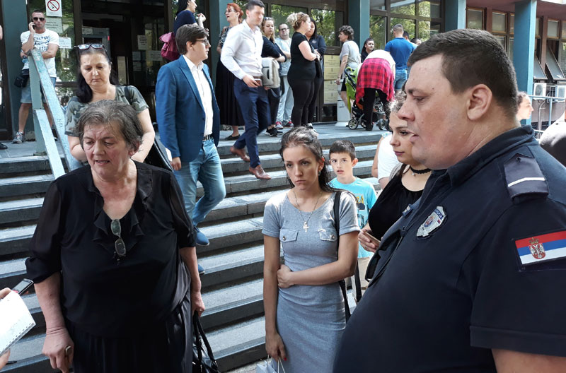 Протест пријатеља осуђеног полицајца: Бранио је себе, али и колеге!