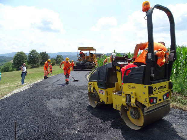 Асфалт стигао, чекамо Вучића