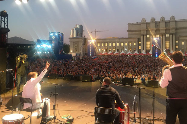 Концерт Бреговића у центру Самаре: Фудбал и музика говоре истим језиком (ФОТО)
