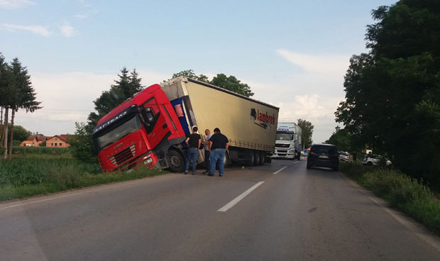 Градишка: Шлепер слетео с пута