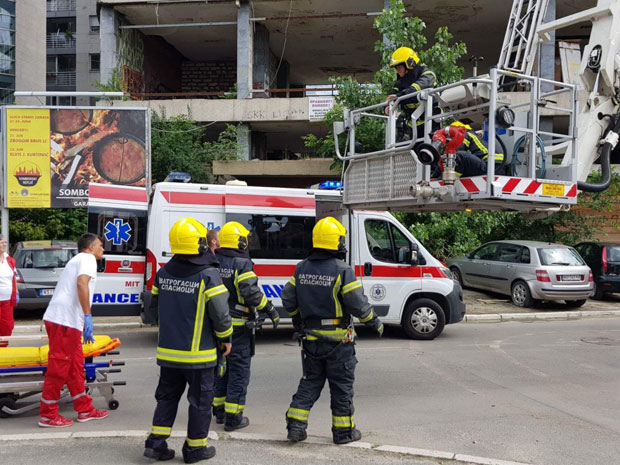 Ватрогасци спасили две девојчице са зграде Радничког универзитета